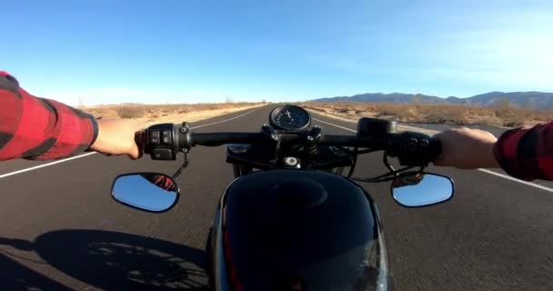 Joven Montando Motocicleta Negra Vintage Por Carretera Del Desierto Atardecer — Vídeo de stock