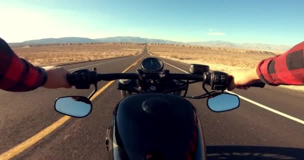 夕暮れ砂漠高速道路乗ってビンテージ黒バイクを若者します — ストック動画