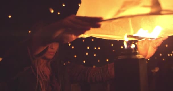 Счастливая Молодая Женщина Зажигает Бумажный Фонарь Ночью Время Фестиваля Фонарей — стоковое видео