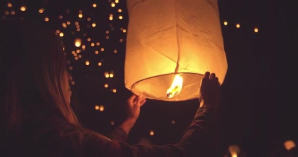 Счастливая Молодая Женщина Зажигает Бумажный Фонарь Ночью Время Фестиваля Фонарей — стоковое видео