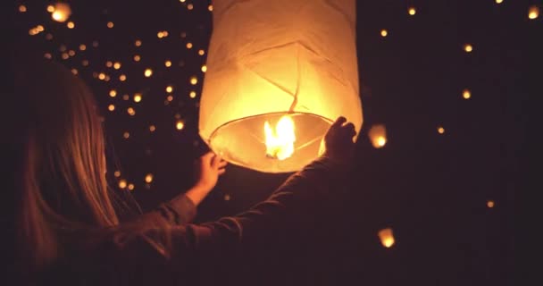 Feliz Joven Iluminación Linterna Papel Por Noche Durante Festival Linterna — Vídeos de Stock