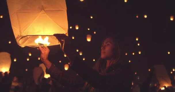 Felice Giovane Donna Illuminazione Lanterna Carta Notte Durante Festival Lanterna — Video Stock