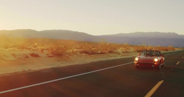 Lotu Ptaka Szczęśliwa Para Jechal Country Road Vintage Cabrio Samochód — Wideo stockowe