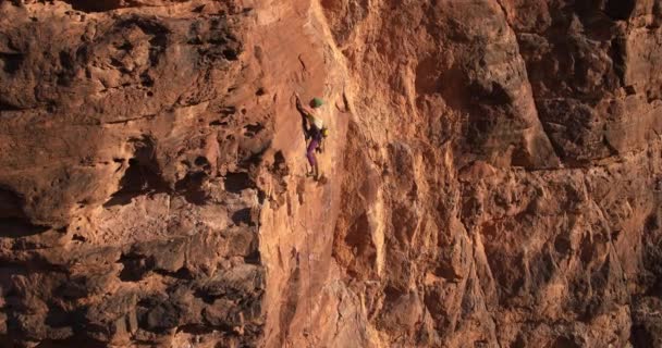 Homme Grimpant Sur Roche Extrême Verticale Atteignant Sommet Montagne — Video