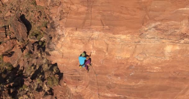 Homem Subindo Rocha Extremo Vertical Atingindo Topo Montanha — Vídeo de Stock