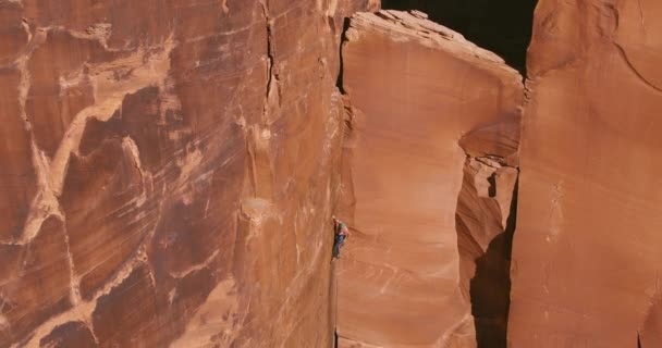 Mann Klettert Fels Extreme Vertikale Greift Nach Dem Gipfel Des — Stockvideo