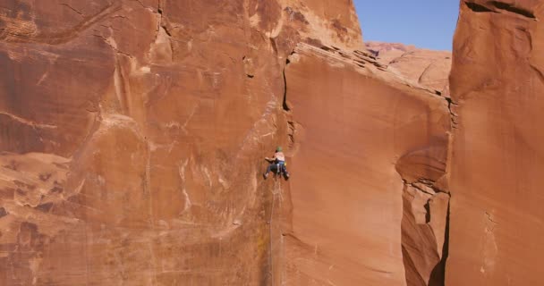 Homem Subindo Rocha Extremo Vertical Atingindo Topo Montanha — Vídeo de Stock