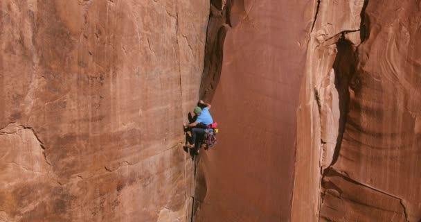 Homem Subindo Rocha Extremo Vertical Atingindo Topo Montanha — Vídeo de Stock