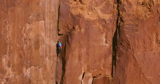 Homme Grimpant Sur Roche Extrême Verticale Atteignant Sommet Montagne — Video