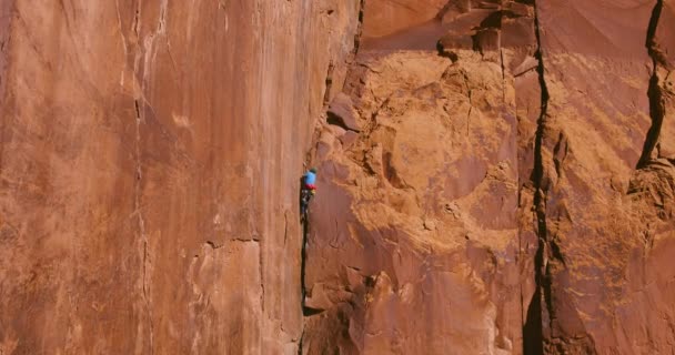 Man Memanjat Atas Batu Ekstrim Vertikal Mencapai Puncak Gunung — Stok Video