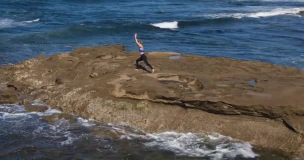 Vista Aérea Mujer Haciendo Yoga Posa Costa Playa Mañana Soleada — Vídeos de Stock