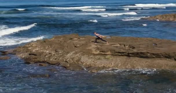 Vista Aérea Mujer Haciendo Yoga Posa Costa Playa Mañana Soleada — Vídeos de Stock