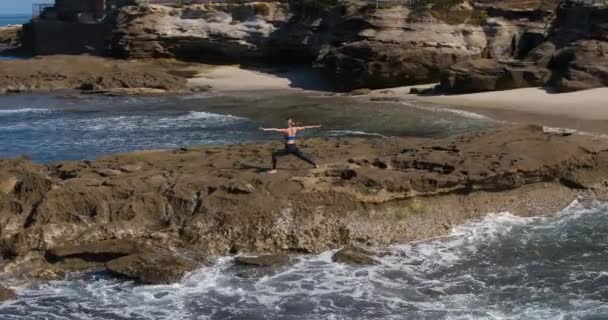 Vista Aérea Mujer Haciendo Yoga Posa Costa Playa Mañana Soleada — Vídeos de Stock