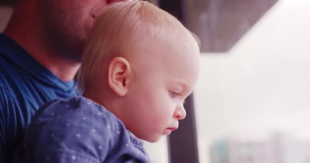 Primer Plano Plano Padre Hija Bebé Mirando Por Ventana Cristal — Vídeos de Stock