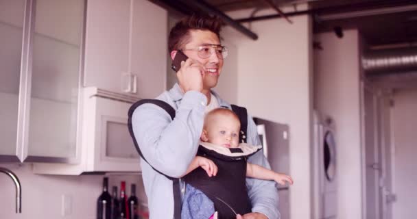 Молоді Тисячоліття Вдома Тато Працює Телефону Тримаючи Дочку — стокове відео
