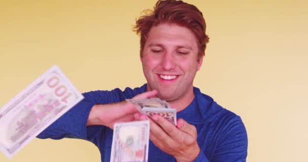 Молодой Счастливый Тысячелетие Бросать Деньги Камеру Желтом Фоне — стоковое видео