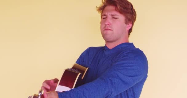 Joven Divertido Bailando Con Guitarra Estudio Con Fondo Color — Vídeo de stock