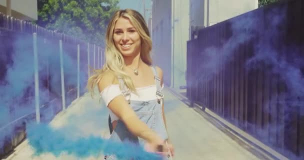 路上でカラフルな煙を持つ美しい若い女性の映像 ロイヤリティフリーストック映像
