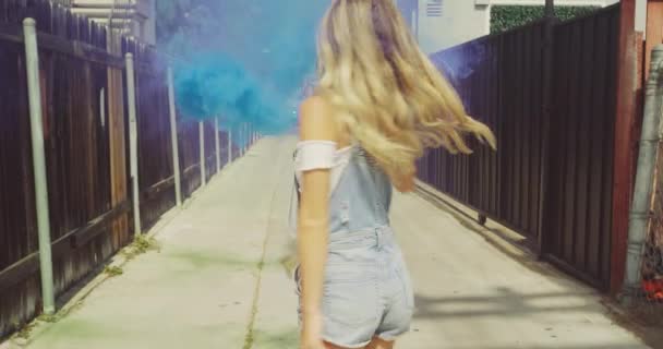 Riprese Bella Giovane Donna Con Fumo Colorato Sulla Strada — Video Stock