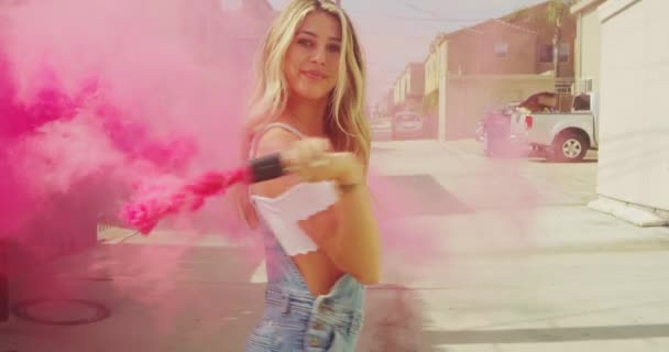 Sokakta Renkli Duman Ile Güzel Genç Kadın Görüntüleri — Stok video