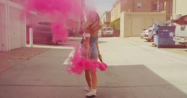 美丽的年轻女子与五颜六色的烟雾在街上的镜头 — 图库视频影像