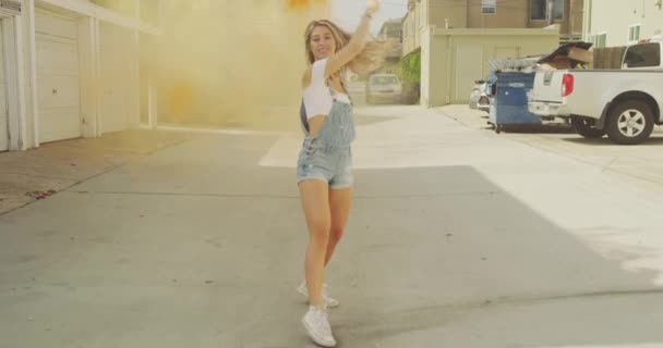 Imagens Bela Jovem Mulher Com Fumaça Colorida Rua — Vídeo de Stock