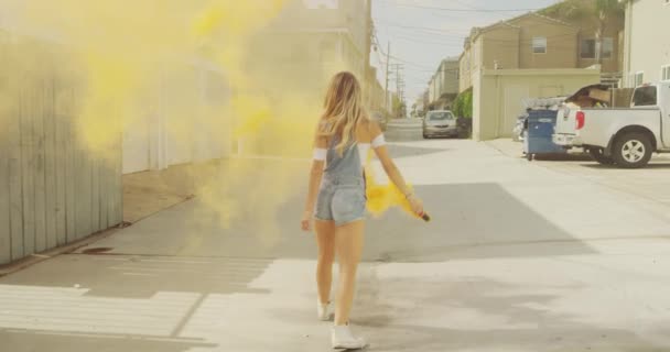 Metraje Hermosa Joven Con Humo Colores Calle — Vídeo de stock