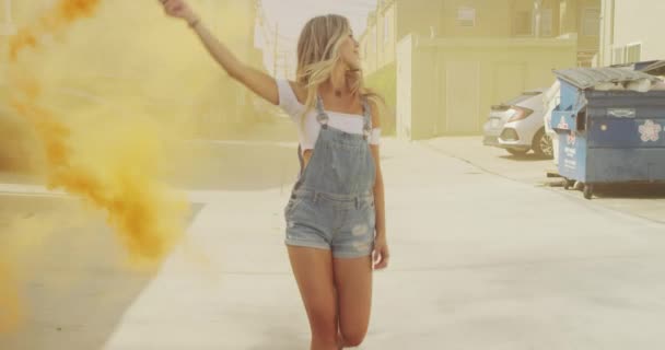 美丽的年轻女子与五颜六色的烟雾在街上的镜头 — 图库视频影像