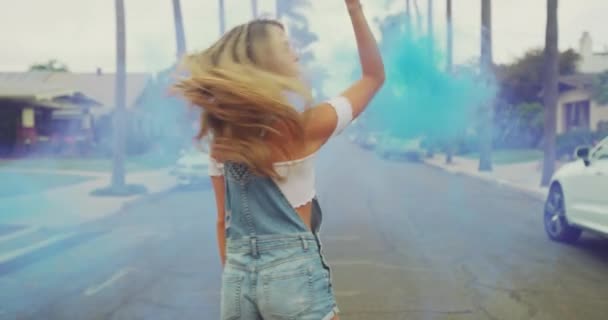 Imagens Bela Jovem Mulher Com Fumaça Colorida Rua — Vídeo de Stock