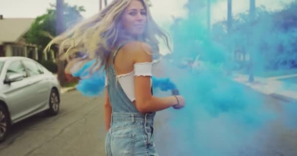 Metraje Hermosa Joven Con Humo Colores Calle — Vídeo de stock