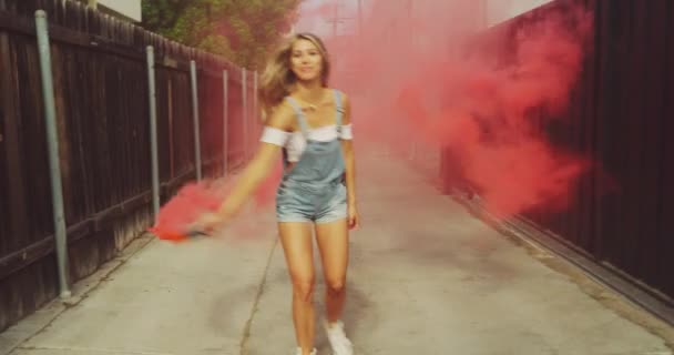 Footage Beautiful Young Woman Colorful Smoke Street — Stock Video