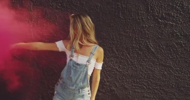 Imagens Bela Jovem Mulher Com Fumaça Colorida Rua — Vídeo de Stock