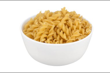 Fusilli makarna beyaz arkaplanda izole