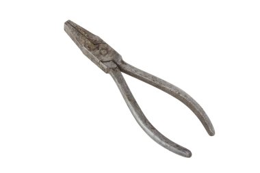 Beyaz arkaplanda eski metal pense izole edilmiş..