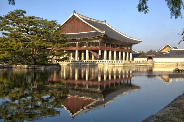 Gyeonghoeru pavilon-Gyeongbokgung palota, Szöul, Dél-Korea — Stock Fotó