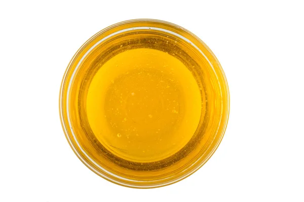 玻璃碗中的蜂蜜在白色背景上隔离 — 图库照片