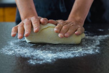 Erkek eli evde pişirmek için hamur yoğurur..