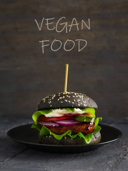 Schwarzer Burger Mit Tofu Salat Tomate Zwiebel Und Gurke Auf — Stockfoto