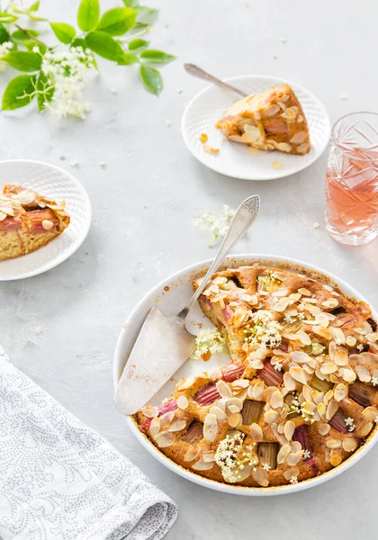 Gâteau Fait Maison Avec Rhubarbe Flocons Amandes Sur Fond Blanc — Photo