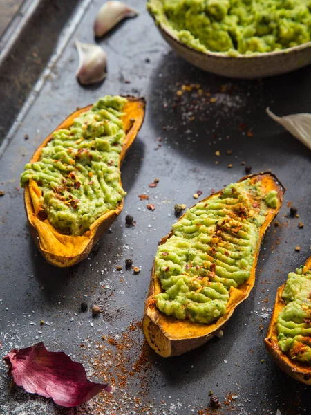 Fırında patates ve guacamole. Fırında pişirme tepsisi, sağlıklı vejetaryen yemeği..