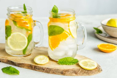 Limonata ile limonata, portakal suyu ve nane şekeri, soğuk içecek..