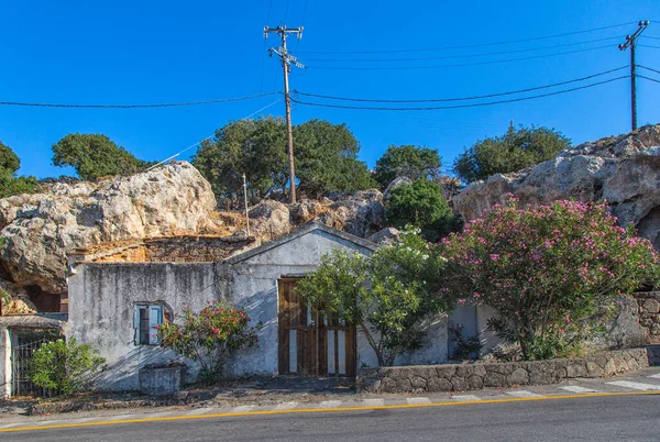 Edifício Velho Splintering Cercado Por Árvores Flowering Lindos Rhodes Greece — Fotografia de Stock