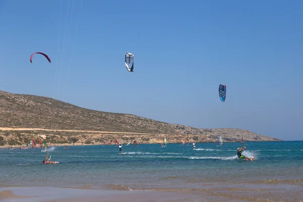 Ludzie Ćwiczący Kitesurfing Plaża Półwyspie Prasonisi Rodos Kolorowe Latawce Brzegu — Zdjęcie stockowe