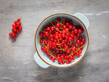 Ahşap masada kırmızı frenk üzümü..