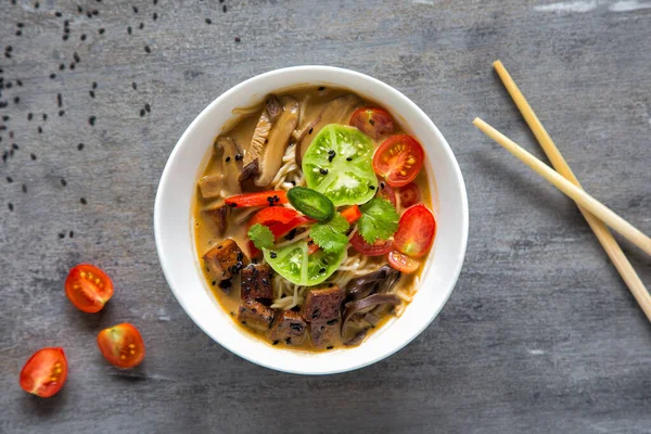 Mantarlı baharatlı Tayland çorbası, erişte, domates ve hindistan cevizi sütü. Vegan Tayland Çorbası.