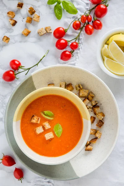 Fırında domates ve biberden yapılmış kırmızı çorba. Domates çorbası, vegan yemeği..