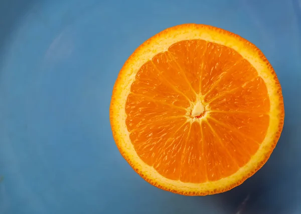 Blauer Hintergrund Mit Zitrusfrüchten Orangen Oder Halben Mandarinen Makroimage Und — Stockfoto