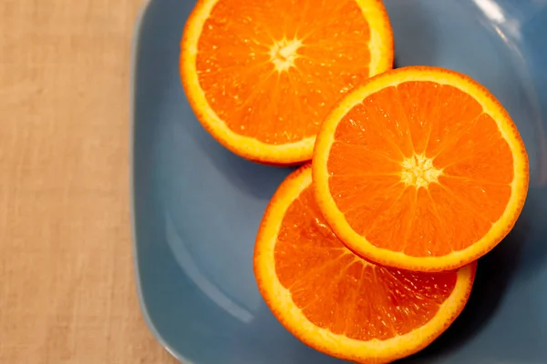 Citrusové Mandaríni Podávají Modrém Talíři Půl Tangerinu Nebo Oranžový Stole — Stock fotografie