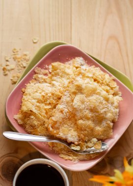 Tatlı. Bir tabak ta şeker ve tahta bir masada bir fincan kahve ile gevrek kurabiye. Kopya alanı. Yumuşak odak. Üstte görüntü.