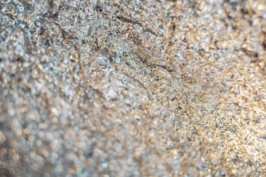 Sanatsal bokeh oluşturuldu. Defokus ve bulanık arka plan. Tonlu görüntü odaklanmaz. Poster, baskı, yaratıcılık için desen. Koyu buruşturulmuş folyo renk bulanıklık doku yaratıcı bokeh.